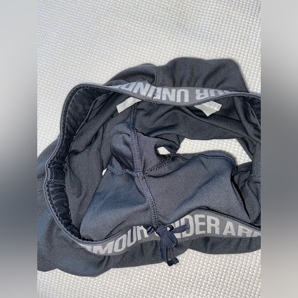 Women’s UNDER ARMOUR dark gray workout shorts heat gear loose fit size small - Picture 6 of 8